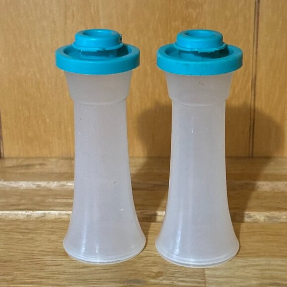 Vintage Tupperware Salt & Pepper Shakers Set Blue Closeable Lids Spice 4" - Picture 9 of 13